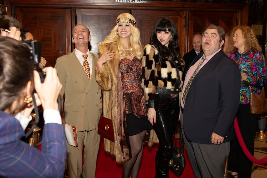 Sofía Gala encarnando a su propia madre en la serie sobre su vida.