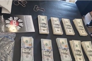 Parte del dinero secuestrado por los agentes de la PDI. Foto: Gentileza