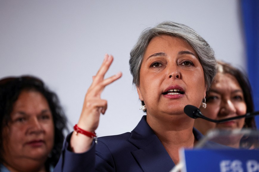 Jeannette Jara, the presidential candidate of Chile's ruling leftist coalition and a member of the Communist Party, who is the frontrunner in the first-round presidential election, holds a press conference with Mayor Claudia Pizarro and women from La Pintana, a working-class neighborhood, in Santiago, Chile, November 17, 2025. REUTERS/Pablo Sanhueza