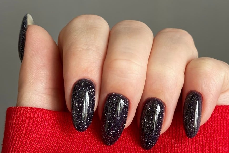 Combinación de esmaltes oscuros con pequeños toques de brillo.