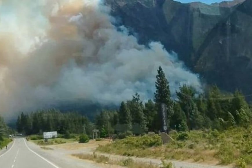 La amenaza para viviendas y áreas naturales persiste.