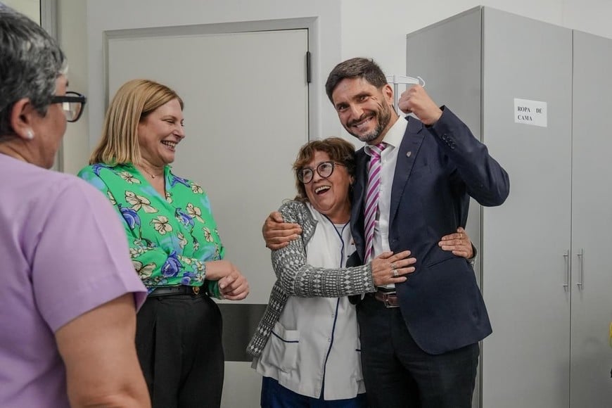 Pullaro recorre las habitaciones renovadas del hospital.