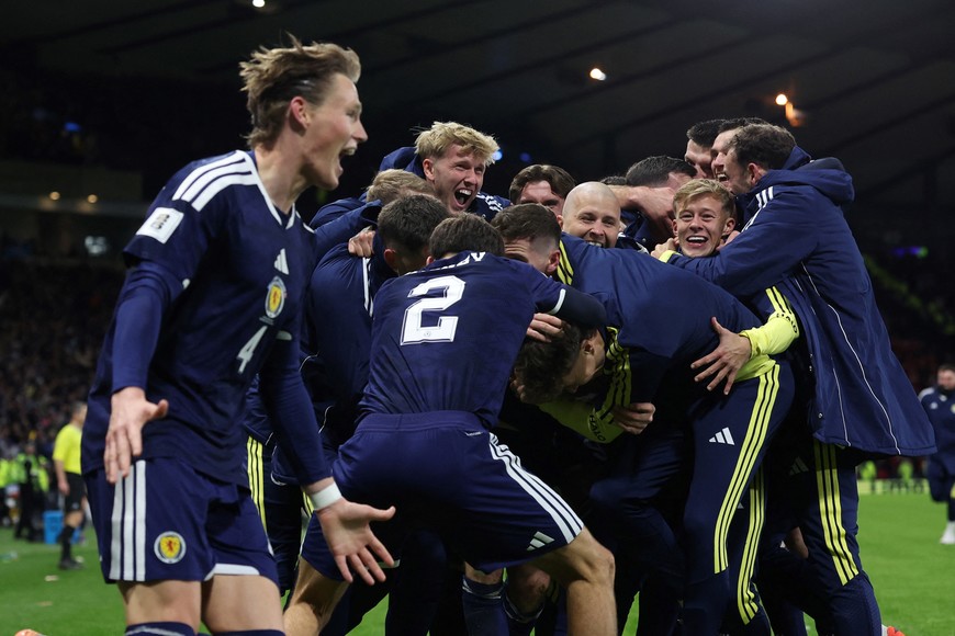 Soccer Football - FIFA World Cup - UEFA Qualifiers - Group C - Scotland v Denmark - Hampden Park, Glasgow, Scotland, Britain - November 18, 2025
Scotland's Kenny McLean celebrates scoring their fourth goal with teammates REUTERS/Russell Cheyne