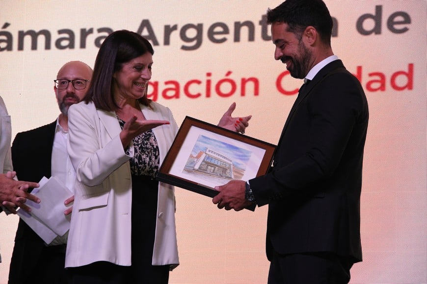 Clara García entregó reconocimientos a referentes de la construcción. Foto: Manuel Fabatia