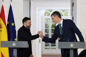 Pedro Sánchez y Zelenski pactaron cooperación militar entre España y Ucrania. Foto: REUTERS / Violeta Santos Moura.