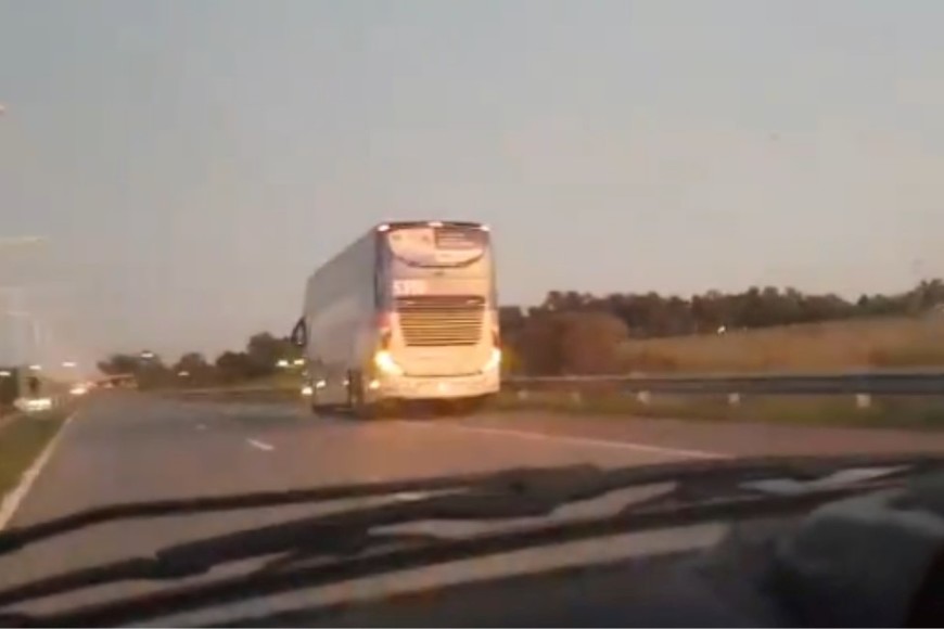 Así se encontraba el colectivo tras el accidente. Crédito: Gentileza Gustavo Alfaro