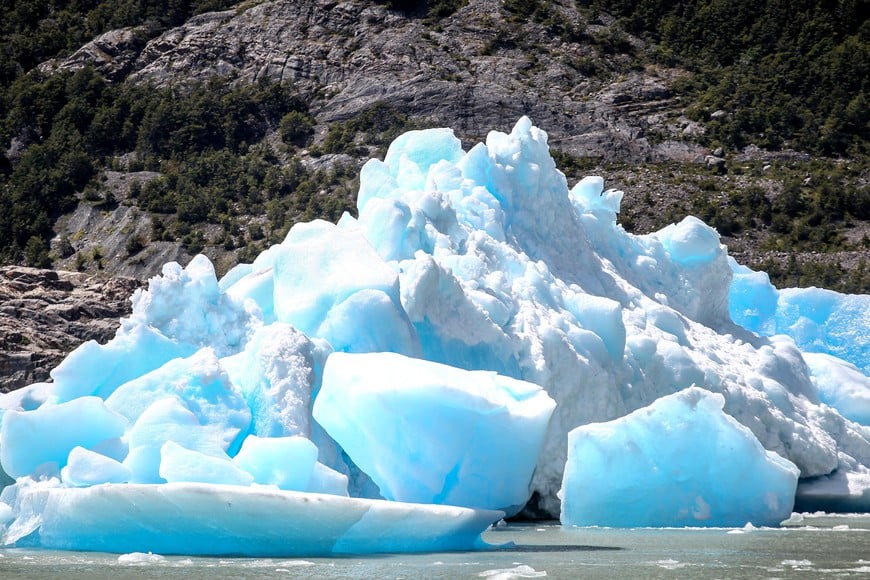 Blocks of ice broken off from Grey glacier float at the Torres del Paine National Park in Chile November 29, 2017. REUTERS/Stringer chile  chile desprendimiento tempano grande como 20 canchas de futbol fractura tempano glaciar Grey cambio climatico calentamiento global
