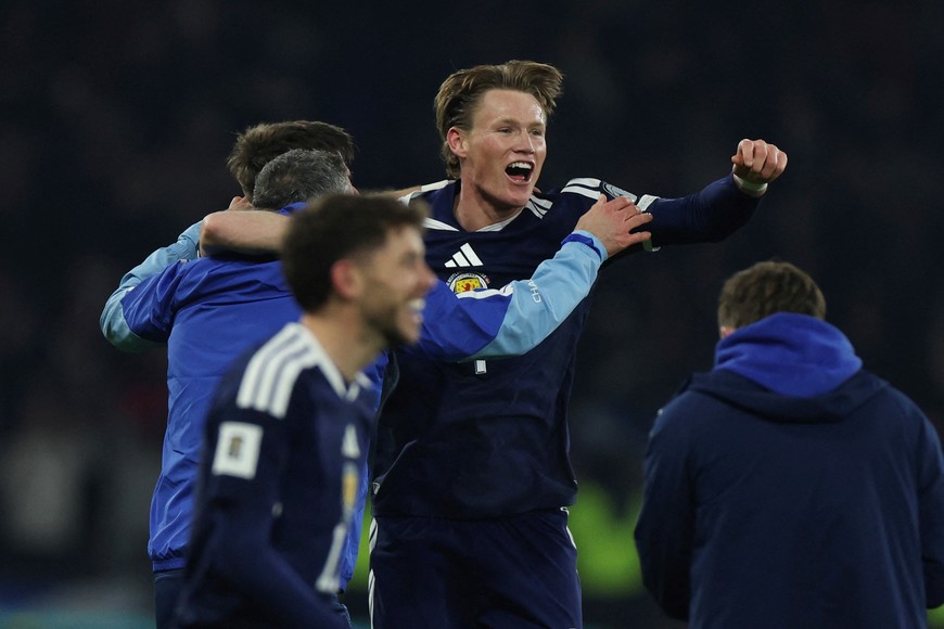 Soccer Football - FIFA World Cup - UEFA Qualifiers - Group C - Scotland v Denmark - Hampden Park, Glasgow, Scotland, Britain - November 18, 2025
Scotland's Scott McTominay with teammates celebrate after they qualify for the World Cup REUTERS/Russell Cheyne