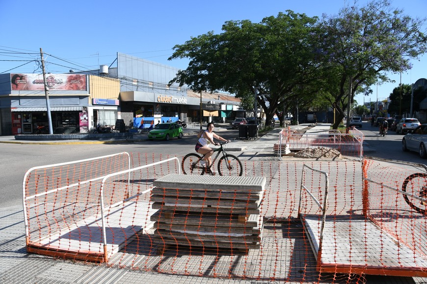 La obra prosigue con el trabajo en suelo para nuevas veredas y bicisenda. Foto: Manuel Fabatía