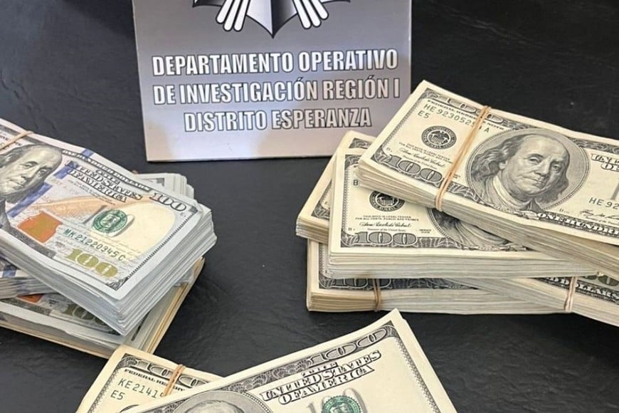 Los fajos de dólares estaban ocultos en el baúl de un automóvil. Foto: Gentileza