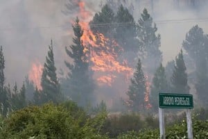 El incendio forestal en la ciudad de Epuyén continúa este miércoles.