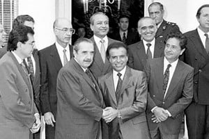 Pactio de Olivos. Firma del acuerdo entre Raúl Alfonsín y Carlos Menem, 14 de noviembre de 1993. Los dos principales dirigentes políticos del país reconocen públicamente la necesidad de la reforma de la Constitución Nacional.