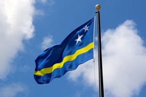 Las partes azules representan el cielo y el mar. La franja amarilla el sol. Las dos estrellas hacen alusión a las dos partes del país. Crédito: Klein Curazao