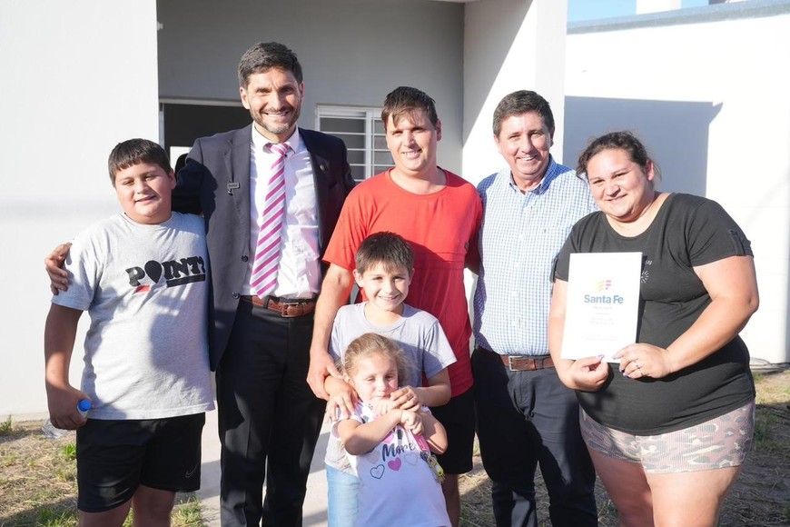 “Hoy tenemos 3.500 obras en la provincia, grandes inversiones, porque hemos sido austeros y establecido prioridades, y porque la obra pública le permite a muchas personas tener trabajo”, destacó.