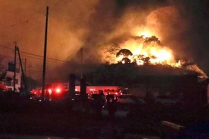 Un incendio arrasó un vecindario en Japón y forzó evacuaciones de urgencia.