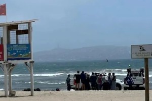 El chico, de 17 años, es buscado de manera intensa por la Armada chilena.