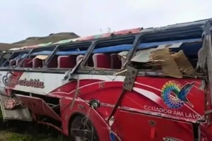 Al menos 13 muertos al caer un autobús por la ladera de una montaña de Andes de Ecuador.