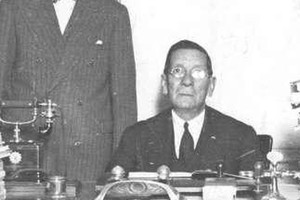 Fotografía de Félix Barreto (1874-1948) en su despacho de la dirección del Archivo Histórico de la Provincia. Periodista, archivero, documentalista e historiador, fue uno de los fundadores de la Junta Provincial de Estudios Históricos.