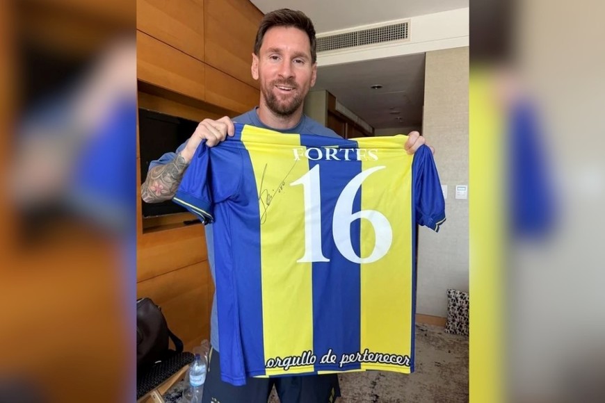 Messi posó con una camiseta del fútbol argentino