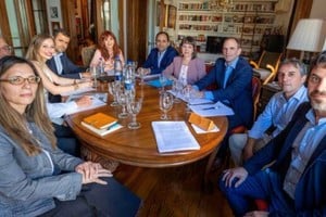 La foto difundida con nueve economistas que motivó la restricción. 