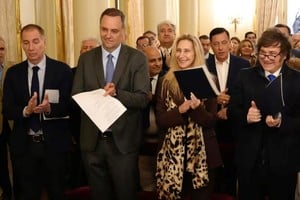 El optimismo se trasluce en los rostros de los funcionarios libertarios, que consideran que se está encaminando la posibilidad de aprobar el Presupuesto 2026 y avanzar con las reformas de segunda generación. 