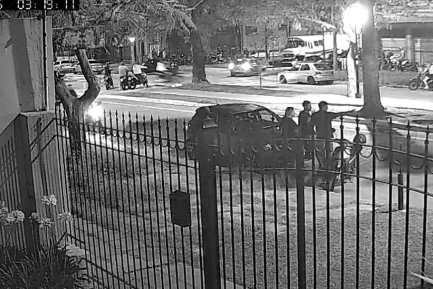 Motos sobre las veredas y en el cantero central de Galicia. Foto: Gentileza