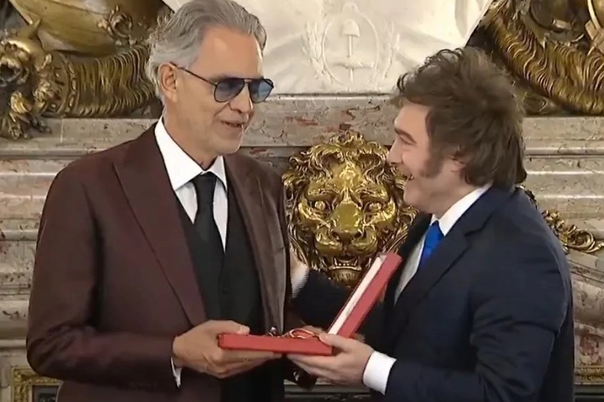 Momento del saludo entre Milei y Bocelli en Casa Rosada.