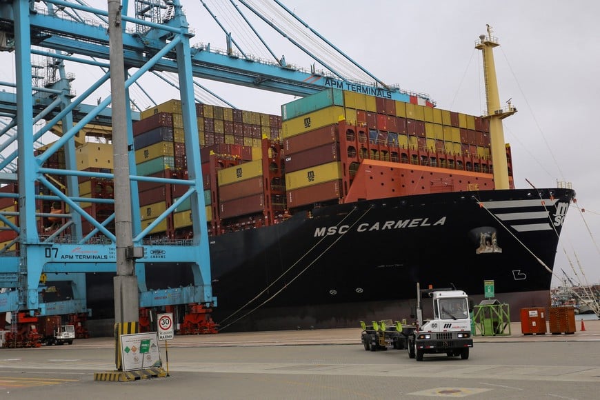 Workers handle containers at APM Terminals in the port of Callao as the company prepares for a new phase of the terminal's expansion, in Callao, Peru November 19, 2025. REUTERS/Gerardo Marin