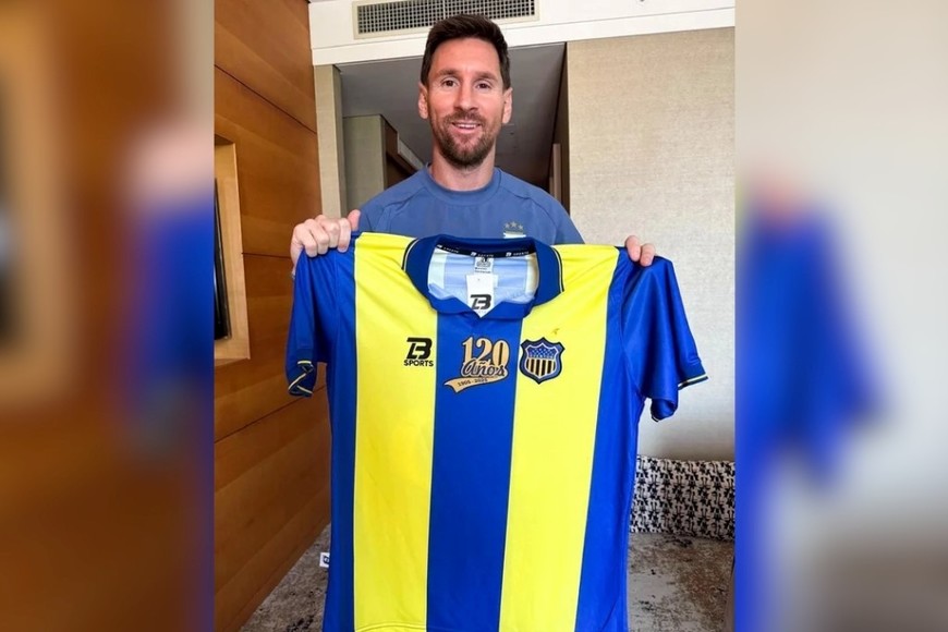 Messi posó con una camiseta del fútbol argentino