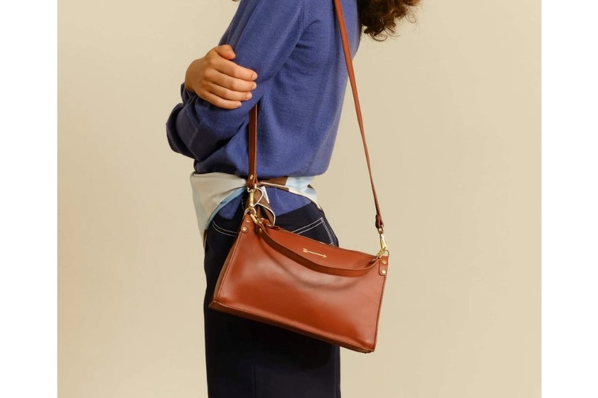 Los modelos geométricos cruzados combinan funcionalidad y estilo en los looks estivales.