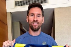 Messi posó con una camiseta del fútbol argentino
