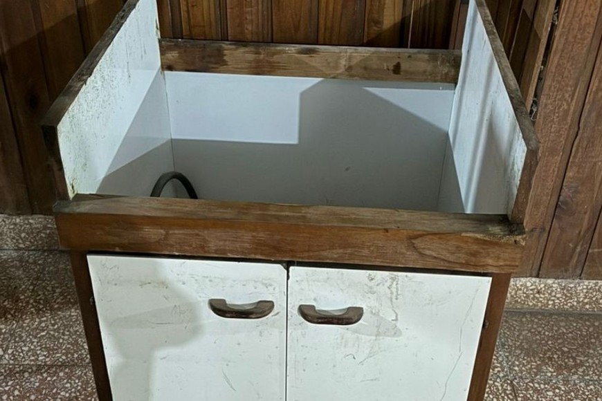 En Laguna Paiva un delincuente fue apresado cuando cargaba con este bajo mesada sobre sus hombros. Foto: Gentileza