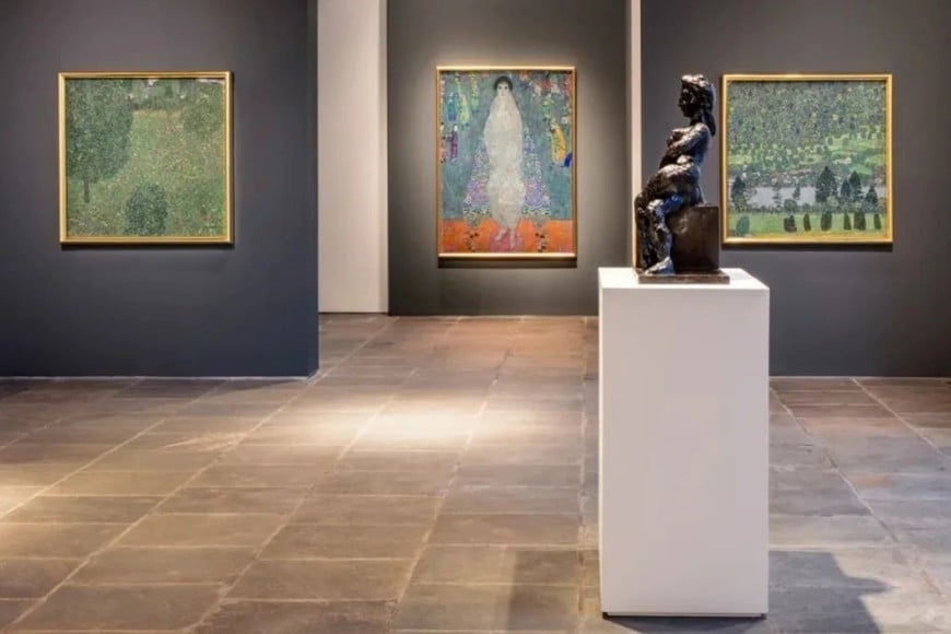 La galería Lauder de Sotheby’s, en el cuarto piso, exhibió los tres cuadros de Klimt uno al lado del otro.