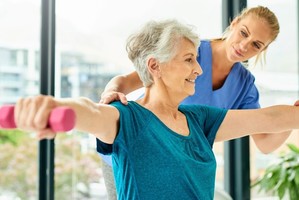 Combinar ejercicios de impacto, fuerza y equilibrio es una estrategia recomendada.