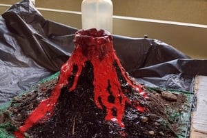 Niña gravemente herida tras la explosión de una maqueta de volcán