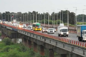 El corte en el puente Carretero obligó a redireccionar el tránsito por autopista. Fernando Nicola.