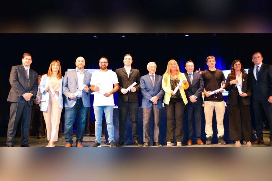 Concejales electos de Santa Fe recibieron su diploma de partes de las autoridades competentes.