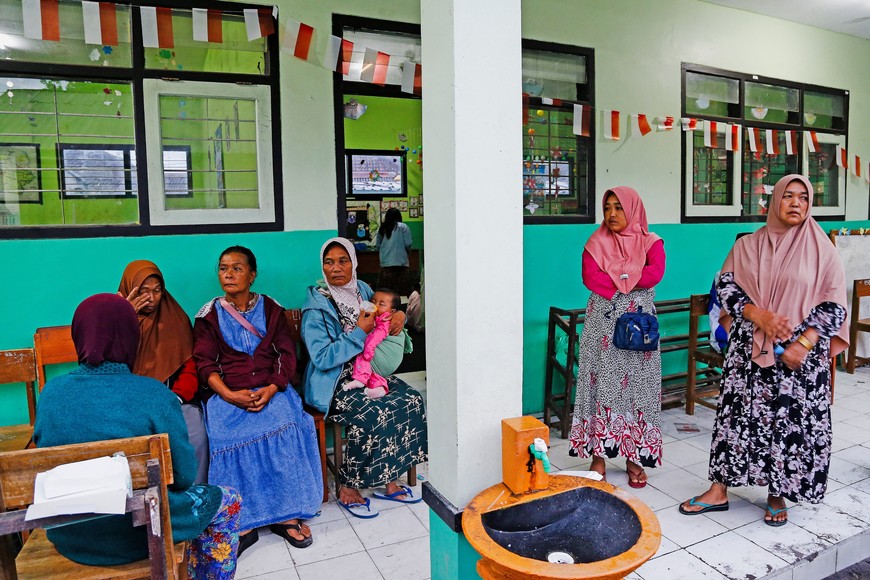 Local residents shelter at a school building following the Mount Semeru volcano eruption in Supiturang village, Lumajang, East Java province, Indonesia, November 20, 2025. REUTERS/Dipta Wahyu