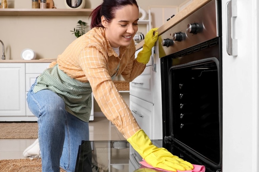 De este modo podrás limpiar el cristal de tu horno y que quede como nuevo.