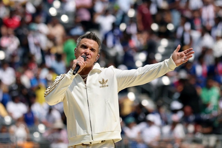 Soccer Football - FIFA Club World Cup - Final - Chelsea v Paris St Germain - MetLife Stadium, East Rutherford, New Jersey, U.S. - July 13, 2025
Robbie Williams performs before the match REUTERS/Mike Segar