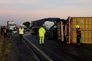 Así quedaron los camiones tras el accidente de tránsito.