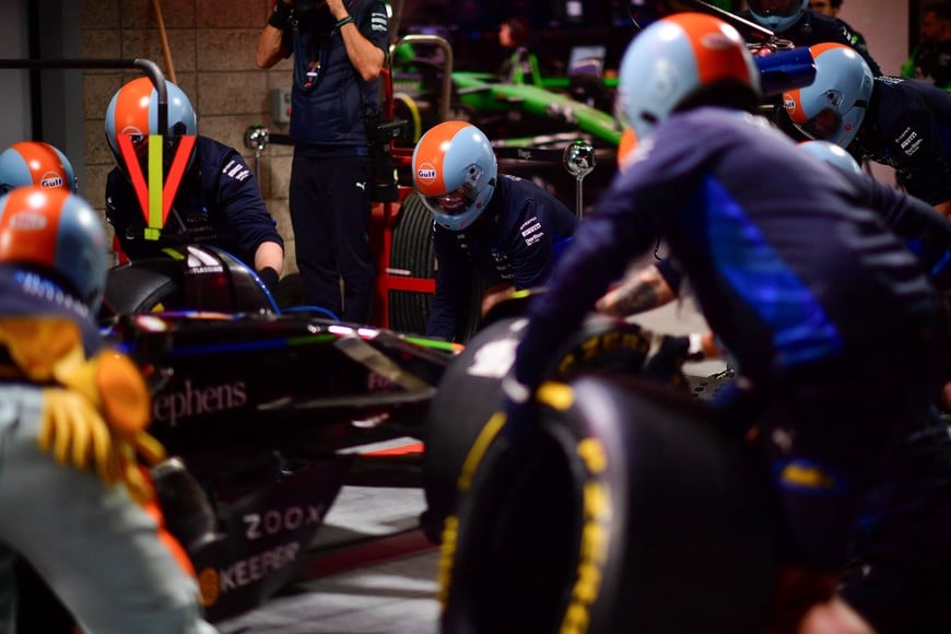 Nov 19, 2025; Las Vegas, NV, USA; The crew of Williams driver Carlos Sainz (55) practice pit stops before the Las Vegas Grand Prix at Las Vegas Strip Circuit. Mandatory Credit: Gary A. Vasquez-Imagn Images