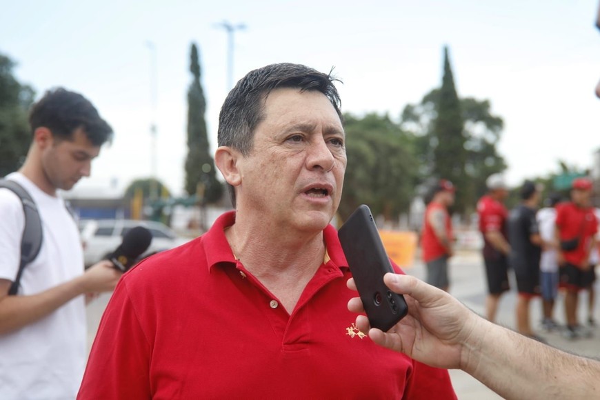 Gustavo Abraham en el momento de su llegada al club, haciendo declaraciones