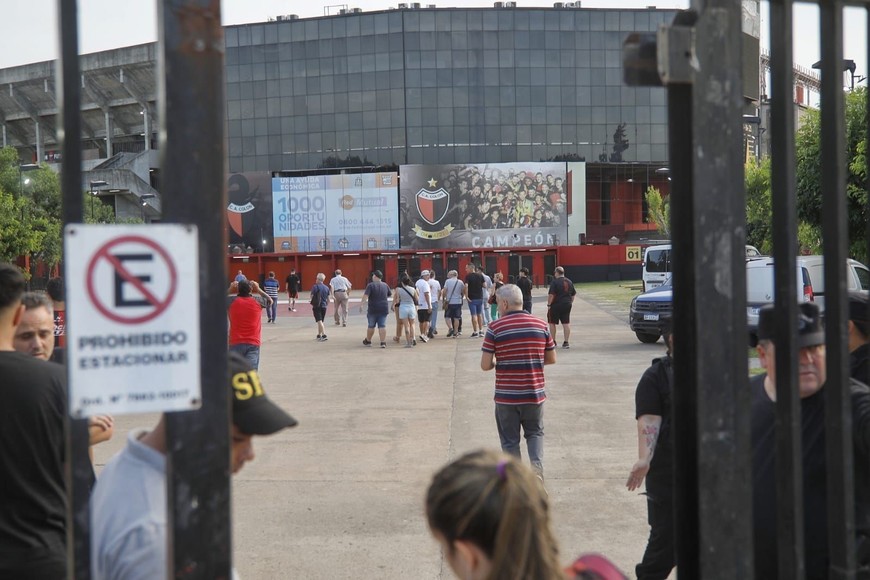 Los socios de Colón llegan a la sede del club