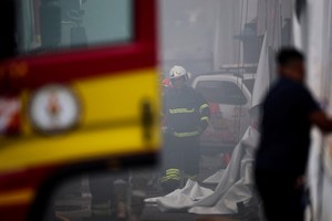 Bomberos trabajan tras un incendio en la Conferencia de las Naciones Unidas sobre el Cambio Climático, en Belém, Brasil. Foto: REUTERS / Adriano Machado