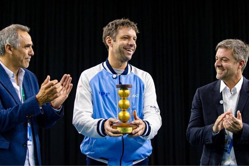 Hubo homenaje a Zeballos en la previa.