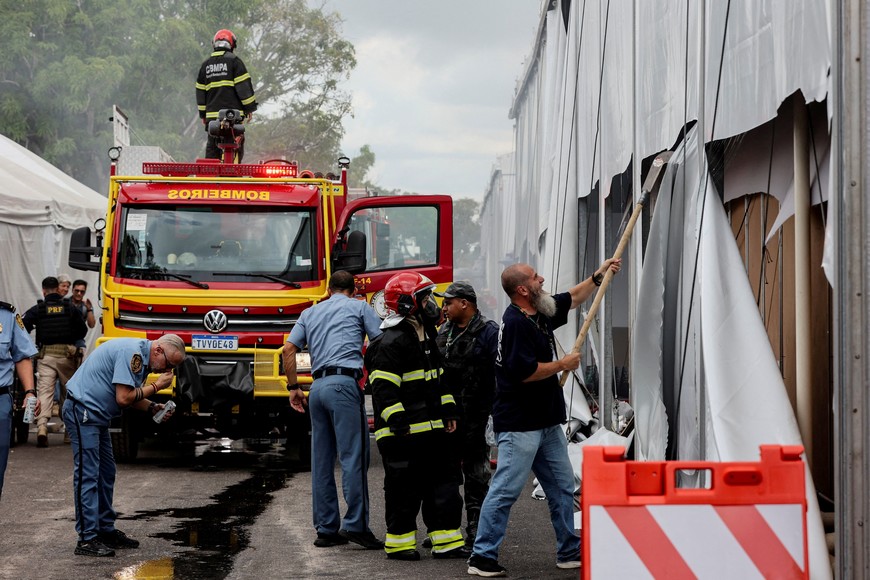 Firefighters and first responders work following a fire alert during the UN Climate Change Conference (COP30), in Belem, Brazil, November 20, 2025. REUTERS/Anderson Coelho