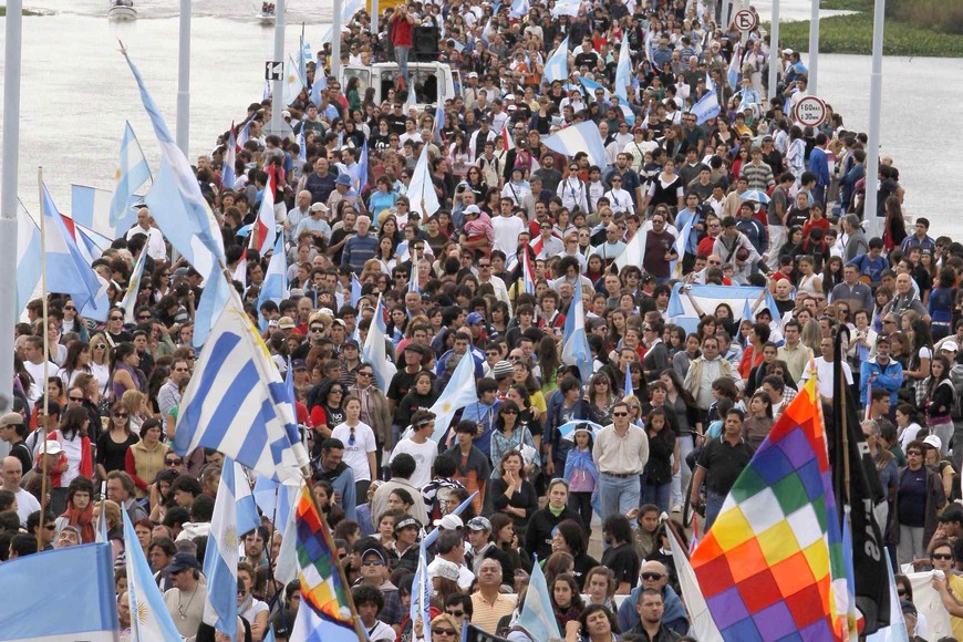 asambleistas marcha hacia la planta botnia

Argentine demonstrators who opposed a pulp plant stage a protest across the River Uruguay shared by Argentina and Uruguay, in Gualeguaychu April 25, 2010.The world court ruled last Tuesday that the controver. The plant, located at a spot used for fishing, leisure and tourism, pulps eucalyptus trees for paper and was owned by Finnish pulp producer Metsa-Botnia before being sold to Finland's UPM-Kymmene in December. REUTERS/Enrique Marcarian (ARGENTINA - Tags: POLITICS ENVIRONMENT BUSINESS) gualeguaychu entre rios  marcha frente a la planta papelera botnia marcha protestas manifestaciones crisis conflicto pastera papelera botnia