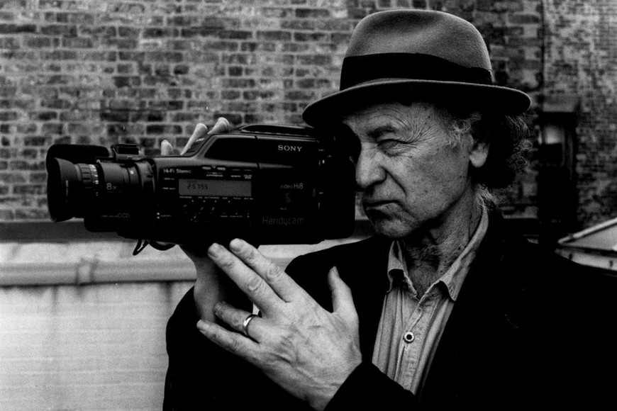 En algunas de sus principales obras, Jonas Mekas documentó la vida de los exiliados, artistas y amigos que lo rodearon en Nueva York, hilando planos fugaces con una voz en off que transformaba lo trivial en revelación.