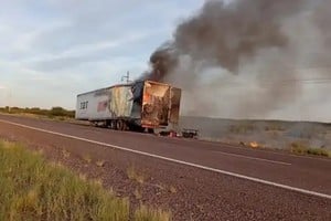 En conductor, oriundo de San Luis, logró salir a tiempo y no sufrió heridas graves.